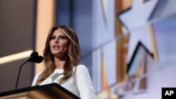 Melania Trump, istri kandidat presiden AS dari Partai Republik Donald Trump, berbicara dalam hari pertama Konvensi Nasional di Cleveland (18/7). (AP/Carolyn Kaster)