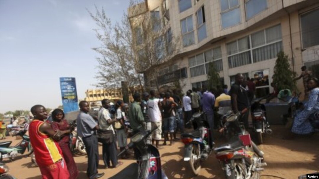 Longa fila de Malianos à espera para levantarem dinheiro numa caixa multi-banco em Bamako