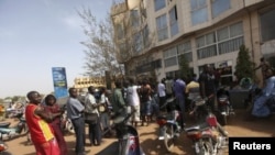 Longa fila de Malianos à espera para levantarem dinheiro numa caixa multi-banco em Bamako