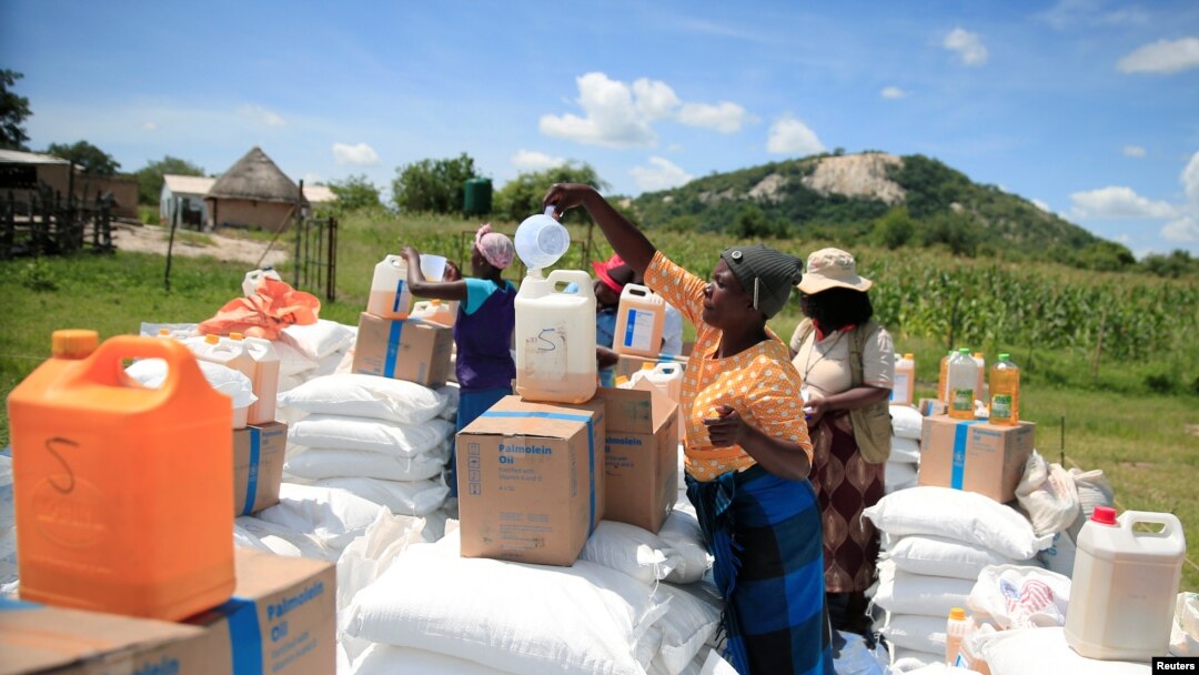 Warga desa mengambil bantuan makanan yang didistribusikan oleh World Food Program menyusul kekeringan di distrik Mudzi, Zimbawe, 20 Februari 2020. (Foto: Reuters)