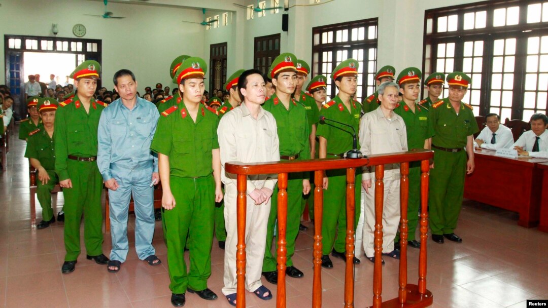 Gia đình nông dân Ðoàn Văn Vươn bị đưa ra xét xử tại Tòa án Nhân dân thành phố Hải Phòng, ngày 2/4/2013. 
