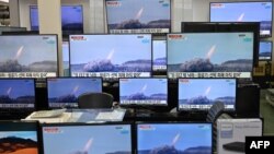 25일 한국 서울의 전자제품 상점에 전시된 TV에서 북한 미사일 발사 관련 뉴스가 나오고 있다.