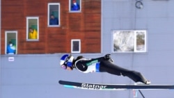 La Japonaise Sara Takanashi lors de la coupe du monde de saut à ski féminin à Rasnov, en Roumanie, le 19 fevrier 2021.