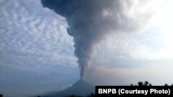 Gunung Soputan di Sulawesi Utara, erupsi sejak Minggu dini hari (16/12). Warga diminta waspada tetapi sejauh ini aktivitas masih normal (Courtesy: BNPB)