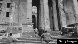 პუტჩისტები, რომლებსაც მხარს მოსკოვი უჭერდა, უზენაეს საბჭოს უტევენ, თბილისი, 1992 წლის იანვარი 