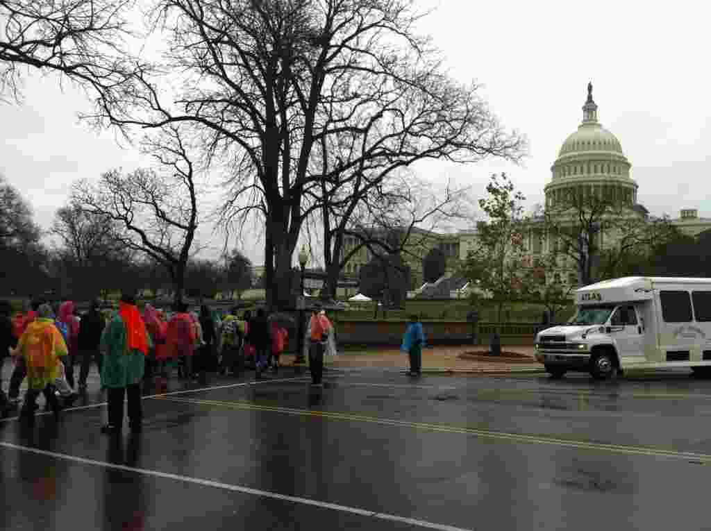 Cientos de personas se reunieron este martes en Washington para protestar contra las políticas económicas impulsadas por los legisladores de Estados Unidos.