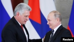 Presiden Kuba Miguel Diaz-Canel (kiri) dan Presiden Rusia Vladimir Putin melakukan konferensi pers bersama setelah melangsungkan pertemuan di Moskow, Rusia, pada 2 November 2018. (Foto: Reuters/Maxim Shemetov)