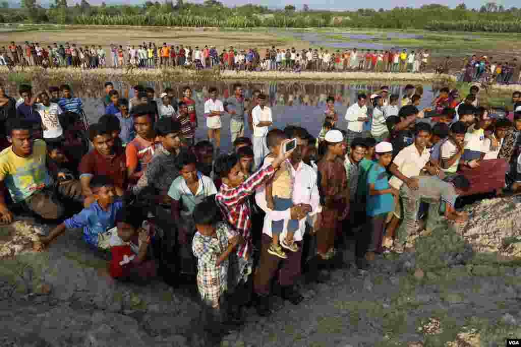 A large crowd gathers near the Bangladesh-Myanmar border to watch a friendly volleyball between the two countries’ border guards April 3, 2019. (Hai Do/VOA)