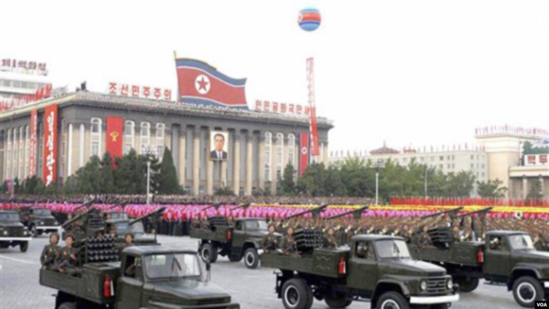 Parade militer Korea Utara di Pyongyang untuk memperingati hari kelahiran mendiang Kom Jong Il (16/2).
