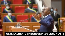 Cette photo prise et publiée par le bureau de la présidence du Gabon à Libreville le 25 juin 2021 montre le président gabonais Ali Bongo Ondimba s'adressant aux membres du Parlement pour la première fois en 5 ans. 