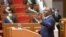Cette photo prise et publiée par le bureau de la présidence du Gabon à Libreville le 25 juin 2021 montre le président gabonais Ali Bongo Ondimba s'adressant aux membres du Parlement pour la première fois en 5 ans. 