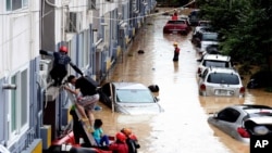 지난달 30일 폭우 피해가 발생한 한국 대구에서 구조대원들이 주민들을 구출하고 있다.