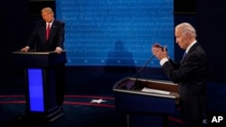 Donald Tramp i Džo Bajden tokom predsjedničke debate u Nešvilu, pred izbore 2020. godine. Fotografisano 22. oktobra 2020. (Foto: AP/Morry Gash)
