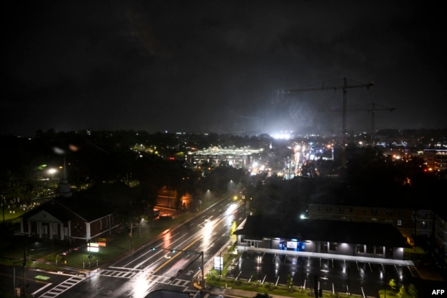 Se ve una calle desierta mientras llueve intensamente antes de que el huracán Helene toque tierra en Tallahassee, Florida, el 26 de septiembre de 2024.