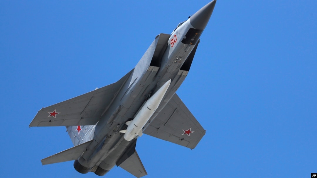 Sebuah jet MiG-31K Angkatan Udara Rusia membawa rudal hipersonik Kinzhal selama parade militer Hari Kemenangan. Ukraina mengatakan pada Selasa (16/5) bahwa pihaknya telah menembak jatuh enam rudal hipersonik canggih Rusia. (Foto: AP)