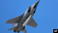 Sebuah jet MiG-31K Angkatan Udara Rusia membawa rudal hipersonik Kinzhal selama parade militer Hari Kemenangan. Ukraina mengatakan pada Selasa (16/5) bahwa pihaknya telah menembak jatuh enam rudal hipersonik canggih Rusia. (Foto: AP)