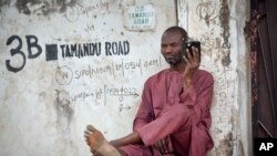 Seorang pria Nigeria mendengarkan pengumuman hasil pemilihan elektoral di beberapa negara bagian, lewat radio di Kano, Nigeria utara, Selasa, 31 Maret 2015. (AP Photo/Ben Curtis)