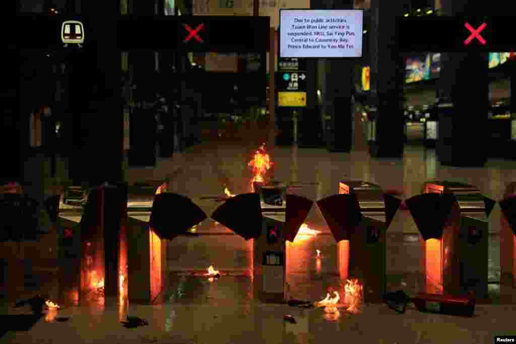 Calles de Hong Kong se convierten en un campo de batalla en el D&#237;a de China