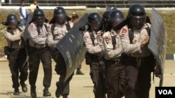 Polisi Indonesia melakukan unjuk keterampilan (foto: dok). RUU Intelijen dinilai masih bermasalah; mulai dari pembatasan paradigma dan perlindungan HAM dan pembagian kewenangan pihak Polri dan BIN.