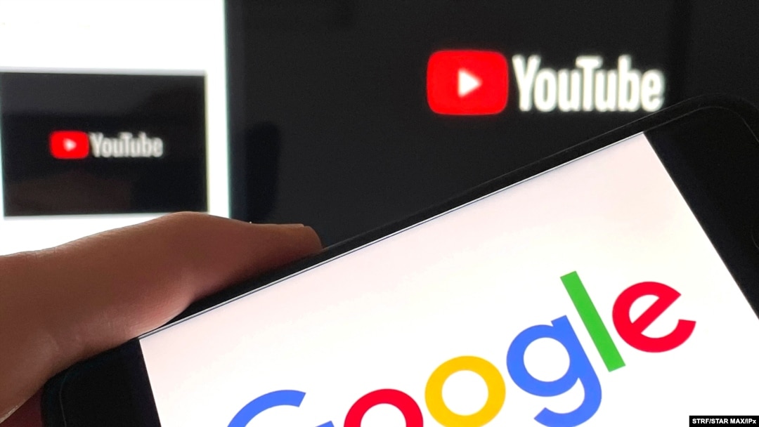 logotipos de Google y Youtube fotografiados en dispositivos Apple, el 3 de febrero 2021.