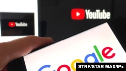 logotipos de Google y Youtube fotografiados en dispositivos Apple, el 3 de febrero 2021.