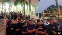 Fieles oran por las víctimas y familiares de los tiroteos en dos mezquitas en Christchurch, Nueva Zelanda, donde murieron 49 personas el viernes, 15 de marzo de 2019. 