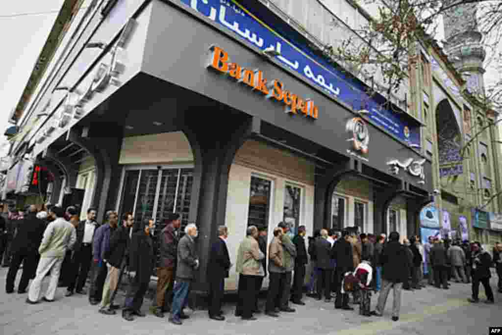 Виборчі дільниці розміщені у мечетях та великих громадських приміщеннях Тегерана. 2.03.2012. (AP)