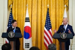 조 바이든 미국 대통령과 문재인 한국 대통령이 지난 21일 워싱턴 백악관에서 회담 뒤 공동기자회견을 했다. 바이든 대통령은 회담에서 한국에 대한 신종 코로나바이러스 백신 지원을 약속했다.