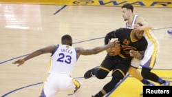 LeBron James, attaquant des Cavaliers de Cleveland, tente une percée entre le défenseur des Warriors de Golden State Klay Thompson et son attaquant Draymond Green, lors d’un match de basketball de la NBA, au Arena Arena, à Oakland, Californie, Etats-Unis, Kelley L Cox-USA TODAY Sports 