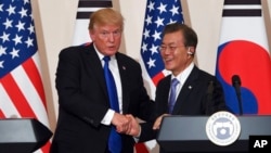 Tổng thống Donald Trump bắt tay Tổng thống Hàn Quốc Moon Jae-In trong cuộc họp báo chung tại Dinh Tổng thống ở Seoul ngày 7/11/2017.