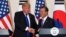 Tổng thống Donald Trump bắt tay Tổng thống Hàn Quốc Moon Jae-In trong cuộc họp báo chung tại Dinh Tổng thống ở Seoul ngày 7/11/2017.