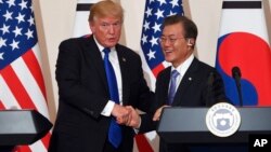 Presiden AS Donald Trump (kiri) dan Presiden Korea Selatan Moon Jae-In dalam konferensi pers bersama di Seoul, Selasa (7/11). 