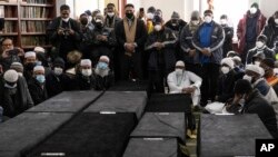 Beberapa peti jenazah terlihat dalam upacara pemakaman para korban kebakaran di Bronx dalam acara yang diselenggarakan di Pusat Studi Islam Bronx, New York, pada 16 Januari 2022. (Foto: AP/Yuki Iwamura) 