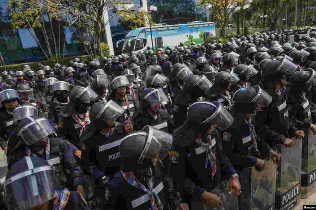 Riot police stand guard inside the compound of the Thai Royal Police Club in Bangkok, Jan. 29, 2014.&nbsp;
