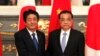 日本首相安倍晋三在东京与到访的中国总理李克强握手。（2018年5月9日）