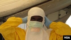 Un agent de santé porte l'équipe de protection contre la maladie à virus Ebola à Conakry, Guinea.