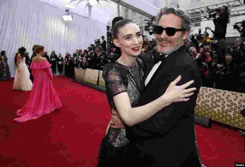 លោក Joaquin Phoenix និង​អ្នកនាង Rooney Mara នៅ​លើ​កម្រាល​ព្រំ​ក្រហម​នៅ​ពេល​មក​ដល់​ពិធី​ទទួល​ពានរង្វាន់​អូស្ការ Academy Awards លើក​ទី ៩២ នៅ​ហូលីវូដ ថ្ងៃទី ៩ ខែកុម្ភៈ​ឆ្នាំ ២០២០។