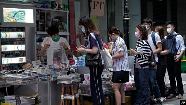 香港民众周二在报摊前排队购买苹果日报表达对黎智英的支持。（2020年8月11日）