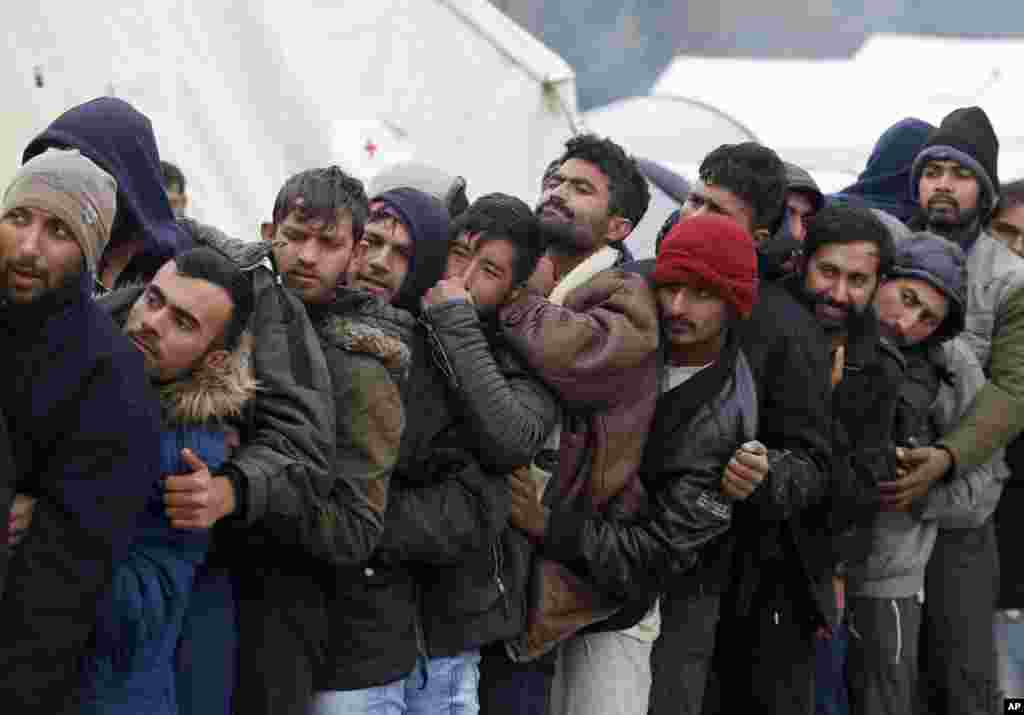 گروهی از پناهجویان در کمپ پناهندگی مرز بوسنی در صف دریافت کمک از صلیب سرخ هستند. دهها هزار نفر از خاورمیانه و از جمله از عراق به دنبال پناهندگی به اروپا، به یونان و ترکیه رهسپار شده اند.