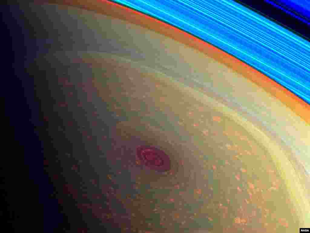 Pesawat luar angkasa Cassini telah menangkap gambar-gambar detil pertama dari sebuah badai besar di Saturnus.