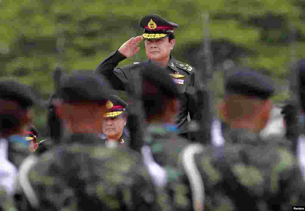 Chan-ocha reviews honor guards during his visit at the 2nd Infantry Battalion, 21st Infantry Regiment, Queen's Guard in Chonburi province, Aug. 21, 2014.