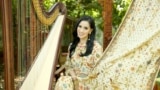 Miranti Serad, penulis lagu batik, pemetik harpa, dan pelestari kain batik kuno. (Foto: Miranti Serad/dokumen pribadi)