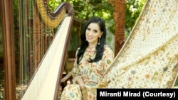 Miranti Serad, penulis lagu batik, pemetik harpa, dan pelestari kain batik kuno. (Foto: Miranti Serad/dokumen pribadi)