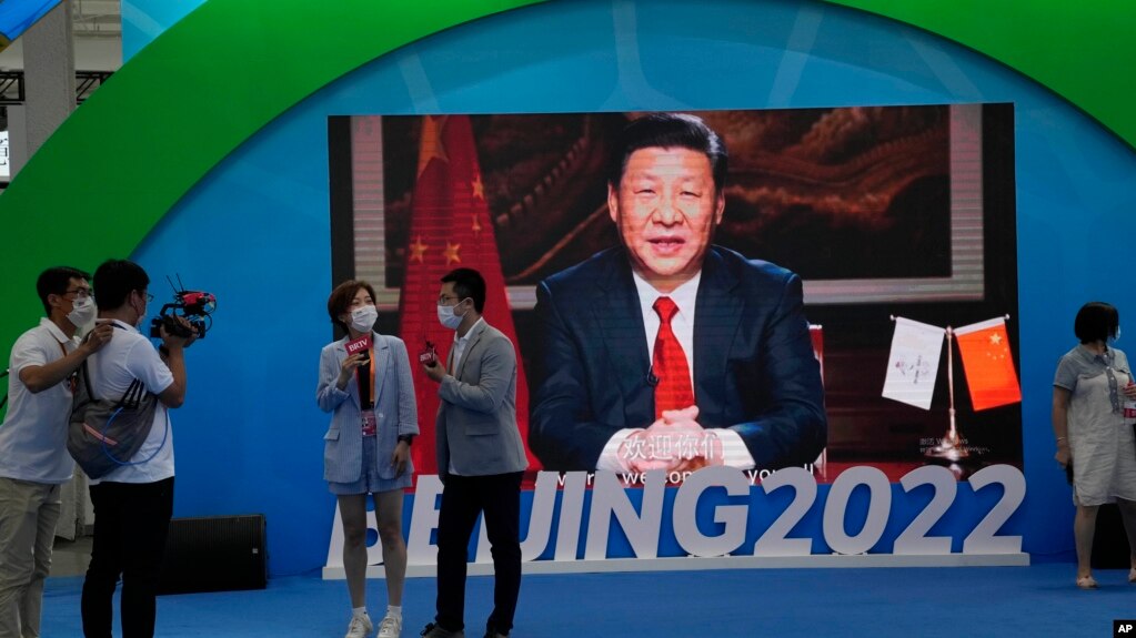 中国领导人习近平出现在一个宣传北京冬奥会的电子屏幕上发表讲话。（2021年9月5日）