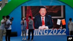 资料照片:中国领导人习近平讲话的画面出现在一个宣传北京冬奥会的电子屏幕上。（2021年9月5日）