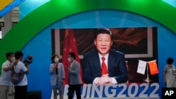 中共最高領導人習近平在一個宣傳北京冬奧會的電子屏幕上發表講話。 （美聯社2021年9月5日）