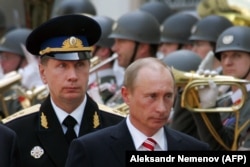 Austria -- Russian President Vladimir Putin is flanked by the chief of his security service, General Viktor Zolotov (L), in Vienna, May 24, 2007