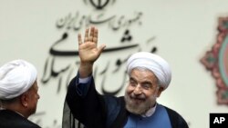 Iranski predsednik Hasan Rohani pozdravlja pristalice posle polaganja zakletve, Teheran, 4. avgust, 2013.