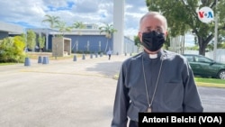 El Obispo auxiliar de Managua, Silvio Báez, posa ante la iglesia de Santa Ágata en Sweetwater, Florida, después de oficiar una misa.