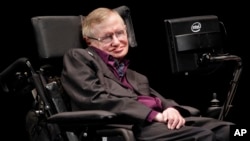 L'astrophysicien Stephen Hawking author d'un bestseller de physique lors d'une conférence a Seatle, au Festival Luminaries Series, le 2 juin 2012.